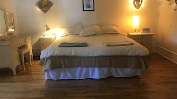 Desk, WiFi, bed sheets