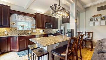 Jääkaappi, mikroaaltouuni, uuni, liesi