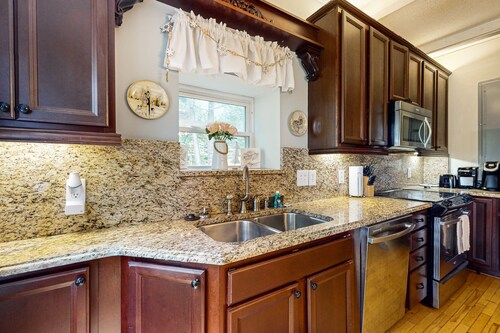 Ski-In/Ski-Out Ground-Level Condo w/ Gas Fireplace + Covered Deck