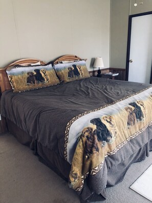 5 bedrooms, iron/ironing board, WiFi, bed sheets - The Farmhouse At Coolwater Farm - Great for large groups and family outings (Bruce)