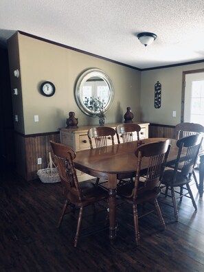 Dining - The Farmhouse At Coolwater Farm - Great for large groups and family outings (Bruce)