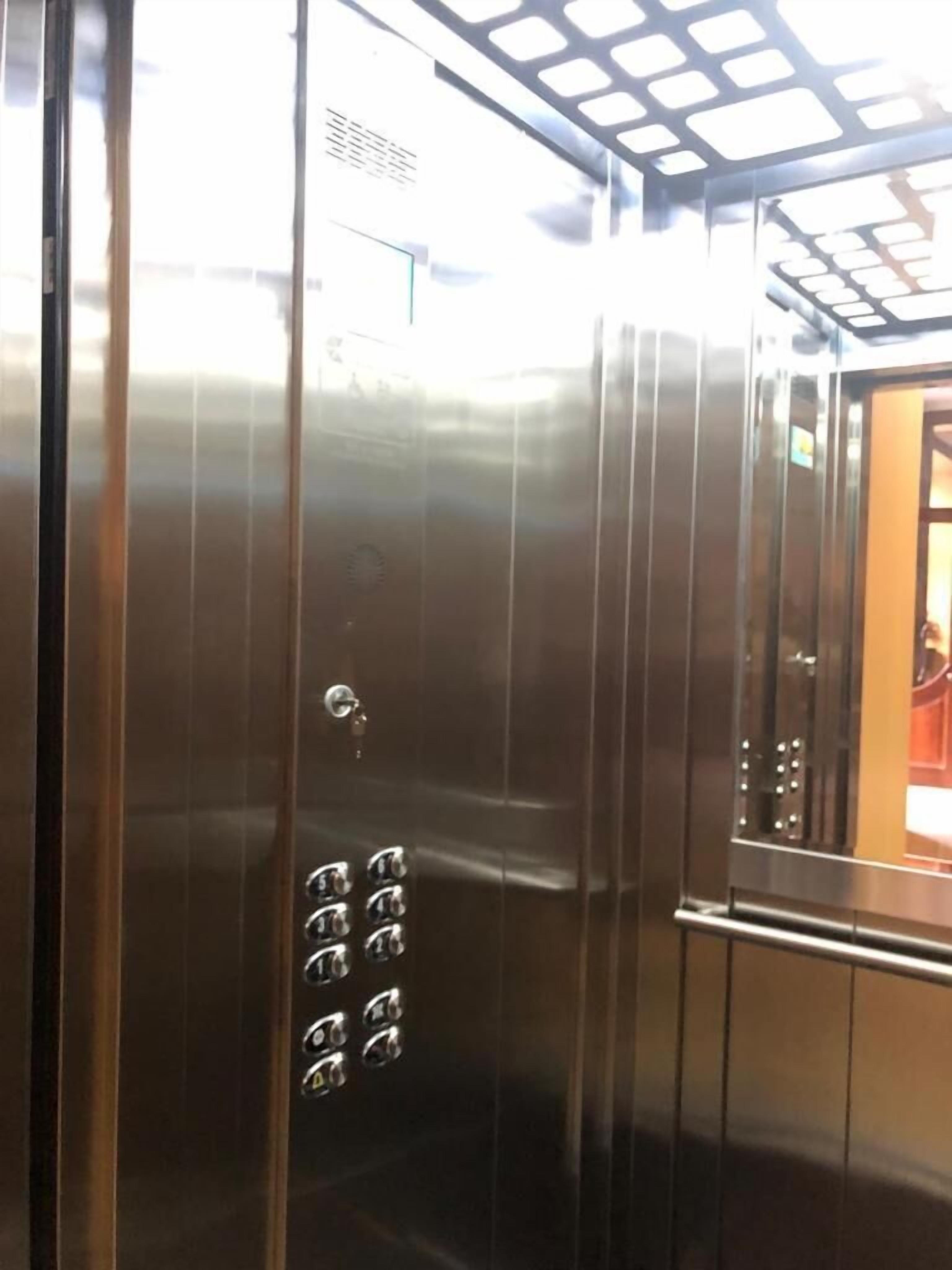 Separat badekar og dusj, dype avslapningsbadekar og håndklær