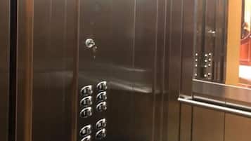 Separat badekar og bruser, dybe badekar, håndklæder