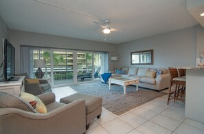 スマートテレビ、DVD プレーヤー、書庫