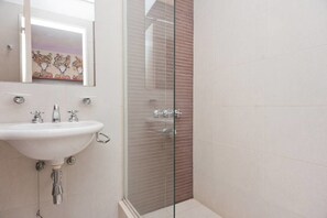 Design Apartment, 1 Bedroom | Bathroom | Shower, designer toiletries, hair dryer, slippers - Historico Duplex en el Centro (Buenos Aires)