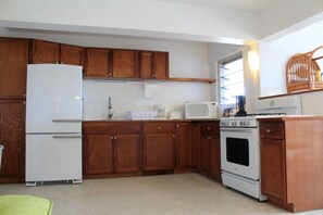 ثلاجة، ميكروويف، فرن، موقد طهي مسطح