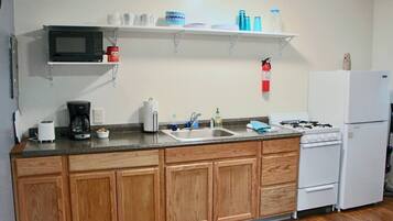 Een koelkast, een magnetron, een oven, een kookplaat