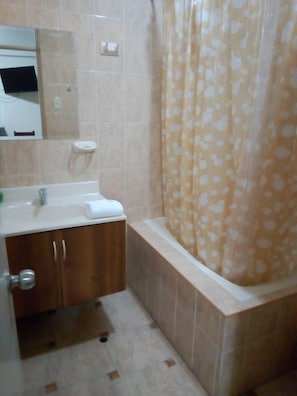 Suite | Bathroom | Shower, towels, soap, shampoo