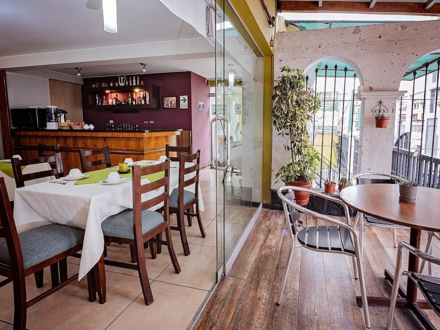 Un restaurante con barra, sillas y mesas de madera.