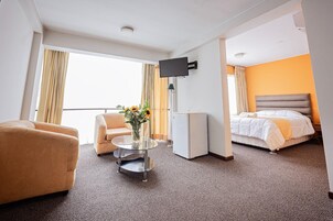 Caja de seguridad en la habitación, cortinas blackout y wifi gratis 