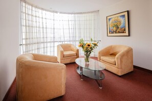 Suite | Área de sala de estar | Televisión LCD de 32 pulgadas con canales por cable y televisión