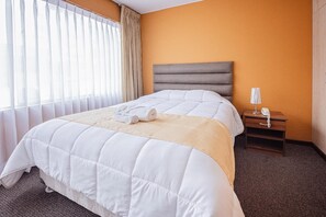 In-room safe, blackout curtains, free WiFi, bed sheets - Hotel San Felipe Suites (Arequipa)