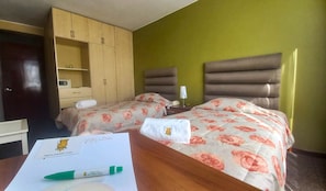 Zweibettzimmer | Zimmersafe, Verdunkelungsvorhänge, kostenloses WLAN, Bettwäsche