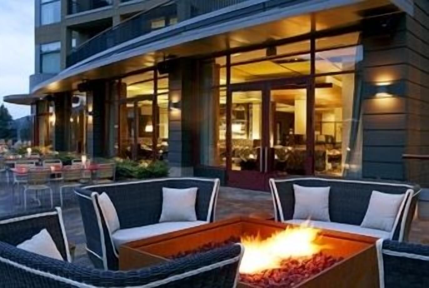 L'entrée d'un hôtel avec un espace extérieur aménagé et un foyer.