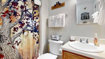 Een haardroger, handdoeken