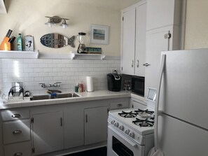 雪櫃、微波爐、焗爐、爐具