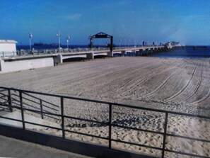 在海灘附近、沙灘巾