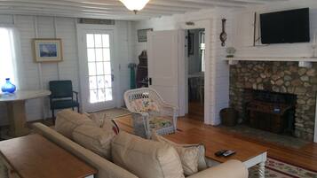 Smart TV, fireplace, books, stereo