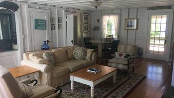 Smart TV, fireplace, books, stereo