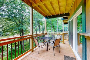 Outdoor dining - Ski-In/Ski-Out Ground-Level Condo w/ Gas Fireplace + Covered Deck (Sugar Mountain)