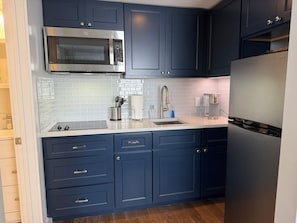 Fridge, microwave, oven, stovetop - West End Studio in a Waterfront Building (Provincetown)