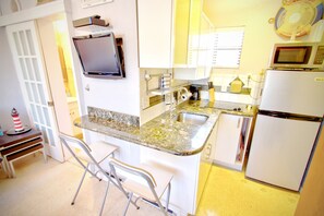 Großer Kühlschrank, Mikrowelle, Herdplatte