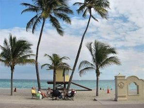 Sur la plage, chaise longue, serviettes de plage