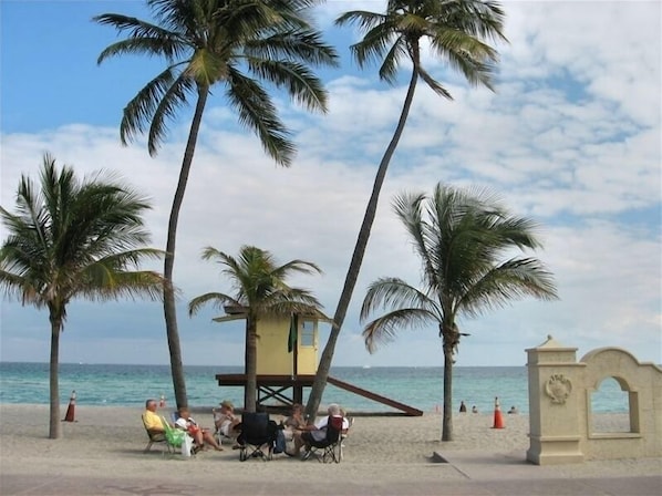 Sur la plage, chaise longue, serviettes de plage