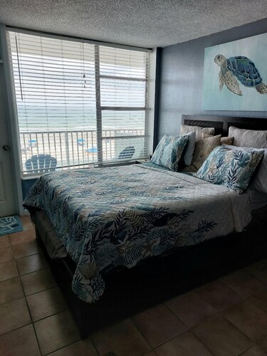 DIRECT OCEAN FRONT  Awesome view Sleeps up to 4. BEAUTIFUL