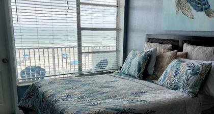 DIRECT OCEAN FRONT Awesome view Sleeps up to 4. BEAUTIFUL