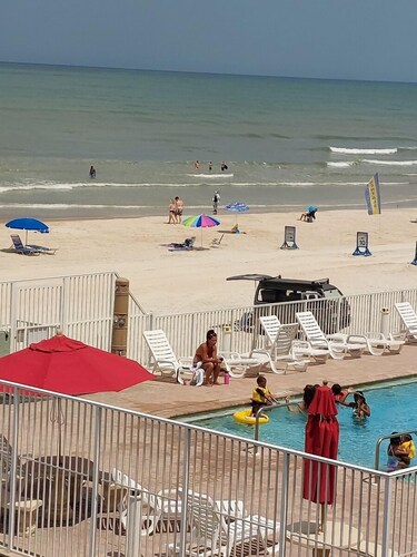 DIRECT OCEAN FRONT  Awesome view Sleeps up to 4. BEAUTIFUL
