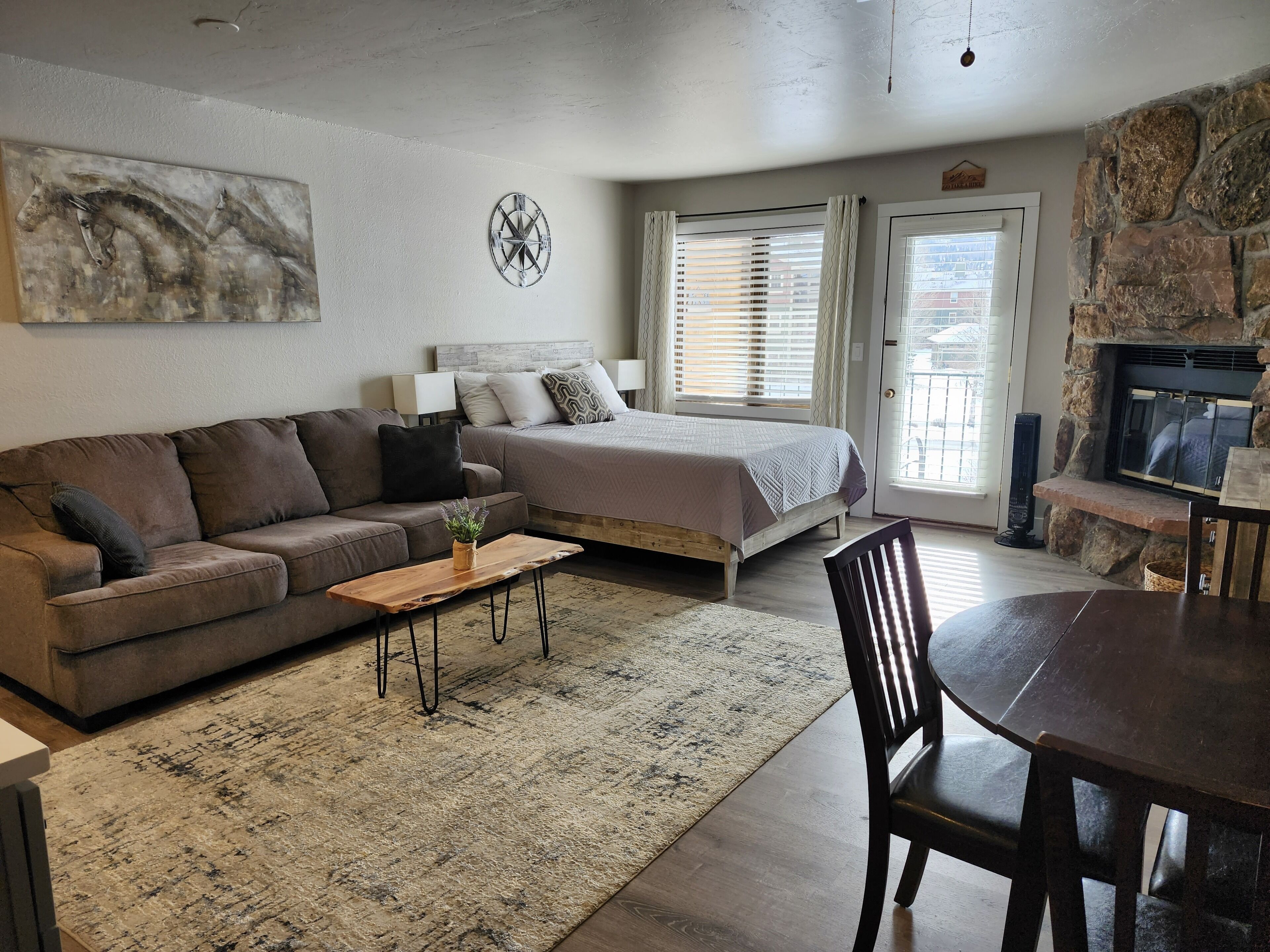 智能电视、壁炉、书