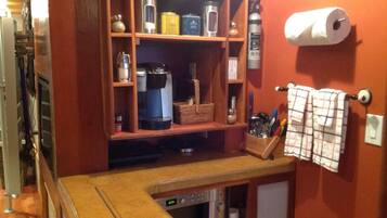 Kylskåp, mikrovågsugn, spishäll och kaffe- och tebryggare