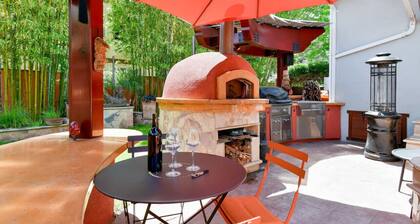 Beautiful Modern European Style in Law Unit Albany Tropical Yard Jacuzzi Pizza