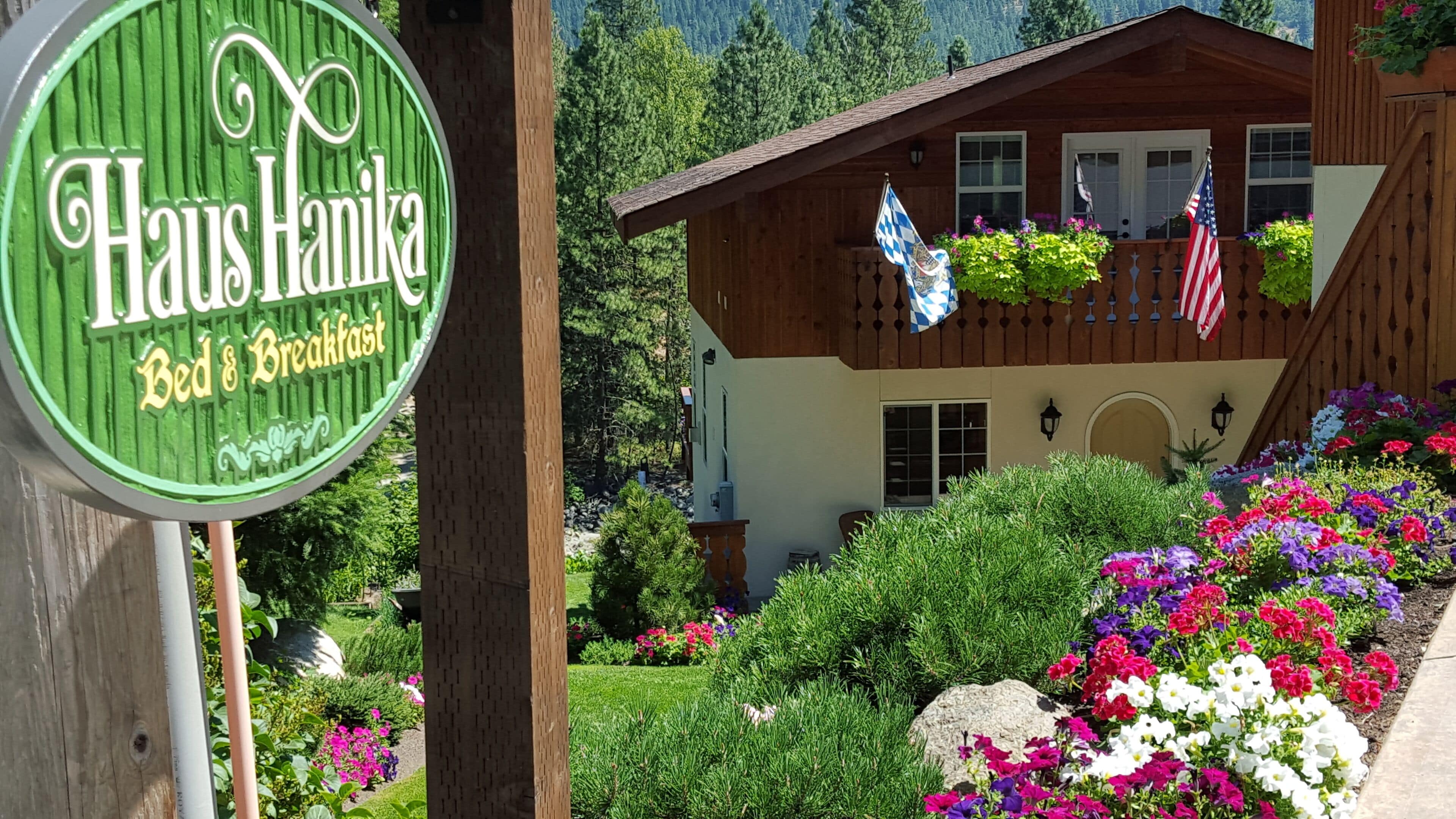 Haus Hanika B&B -The Alpine Suite on the River and private 2 person Hot Tub