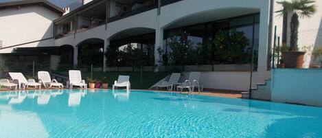 Piscine extérieure (ouverte en saison), parasols de plage