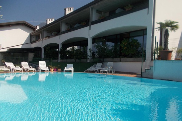 Seasonal outdoor pool, pool umbrellas, sun loungers