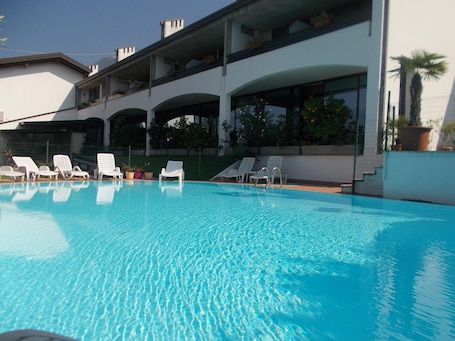 Seasonal outdoor pool, pool umbrellas, pool loungers. Hotel Laura Christina
