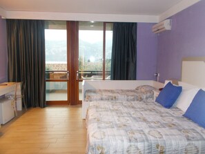 Classic-Dreibettzimmer, Balkon | Zimmersafe, Schreibtisch, Verdunkelungsvorhänge, Bettwäsche