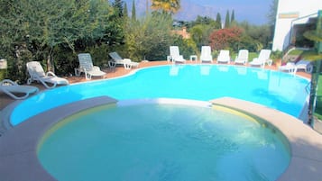 Außenpool (je nach Saison geöffnet), Sonnenschirme, Liegestühle