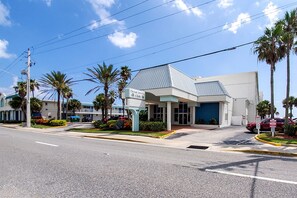 Exterior - The Sea Star is an adorable seaside studio with a gorgeous ocean view! (Daytona Beach)