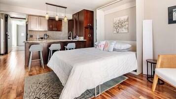 Tabla de planchar con plancha, wifi gratis, ropa de cama