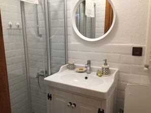 Traditional Double Room, 1 Queen Bed | Bathroom | Shower, hydromassage showerhead, free toiletries, hair dryer - Narli Kiz Konagi (Ayvalik)