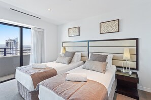 3 bedrooms, iron/ironing board, free WiFi, bed sheets - Soul Ocean View (Surfers Paradise)