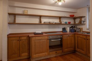 Fridge, oven, dishwasher, coffee/tea maker