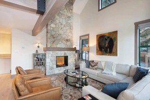 TV, fireplace, offices - Cozy townhouse w/ ski access & hot tub (Whistler)
