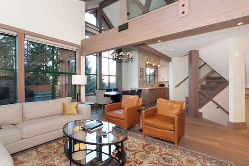 Village townhouse near bike park w/ hot tub