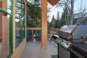 Outdoor dining - Cozy townhouse w/ ski access & hot tub (Whistler)