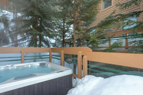 مغطس سبا خارجي