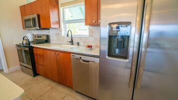 Køleskab, mikrobølgeovn, ovn, kogeplade